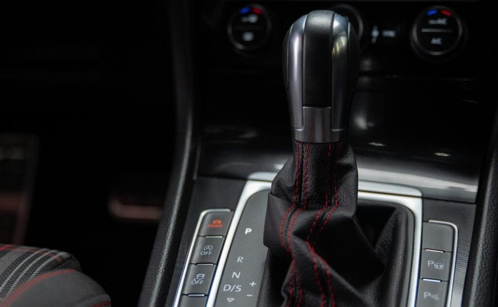 Pros and Cons of Manual Driving Lessons